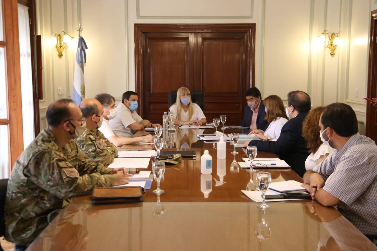 EN REUNIÓN. La ministra Chahla coordinó el encuentro con funcionarios, expertos y fuerzas de seguridad. Foto: Prensa Salud