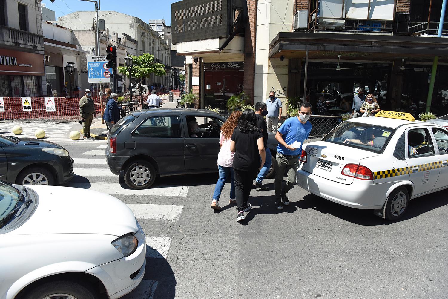 UNA LUCHA. Autos y peatones pelean por cruzar en 25 y Santiago.
