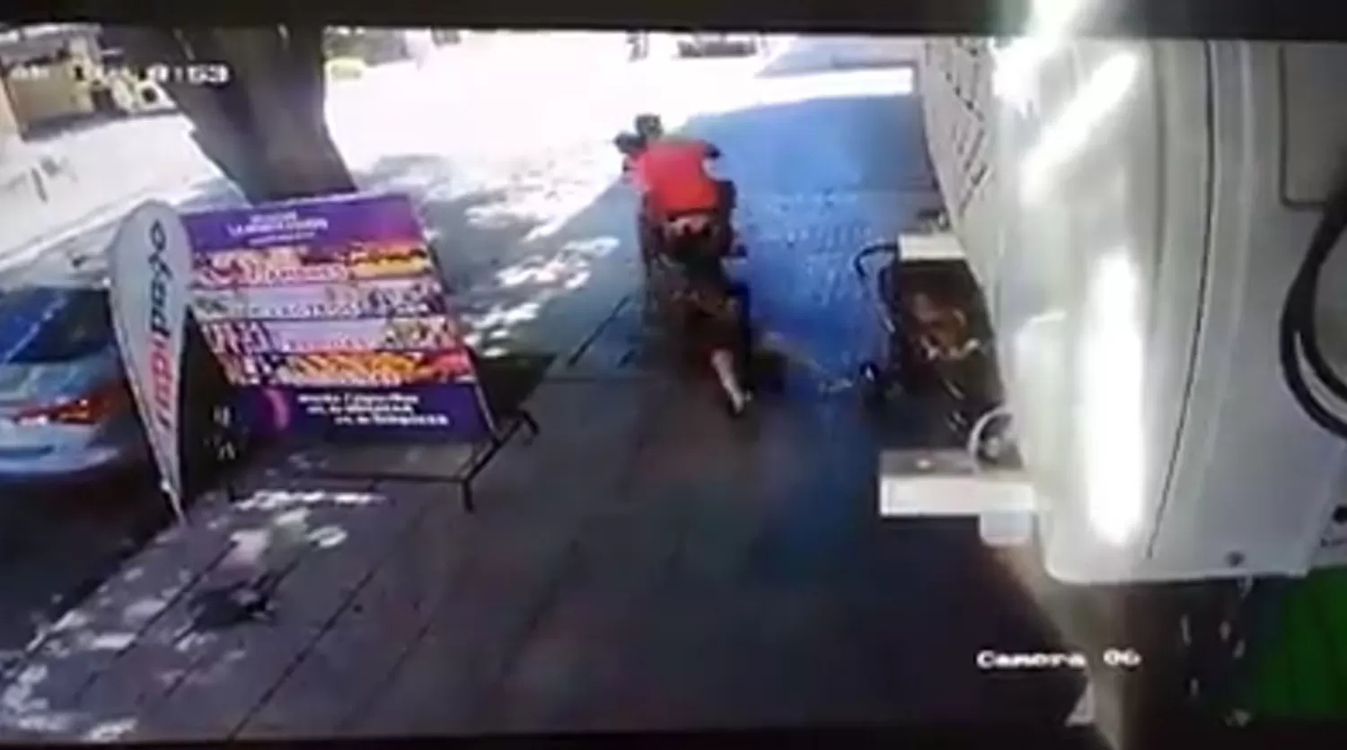 VIOLENTO ARREBATO EN BARRIO NORTE. CAPTURA DE VIDEO