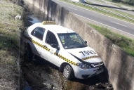 Una taxi cayó al canal de avenida Circunvalación y ruta 9
