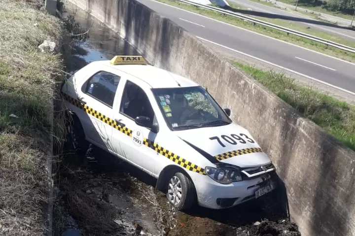 Una taxi cayó al canal de avenida Circunvalación y ruta 9