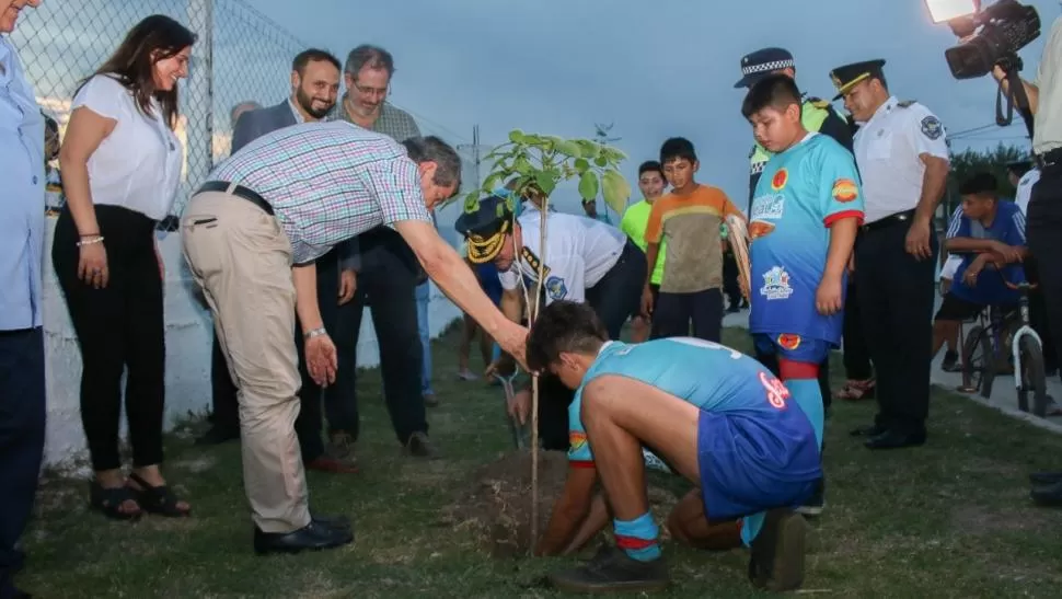 SÍMBOLO. Una de las tantas actividades del club fue la “Forestación por la Paz”: se plantaron árboles como gesto de convivencia pacífica entre los jóvenes y la Policía.  FOTO: Fundación cultura para todos