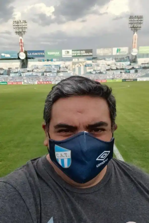 EN EL CAMPO DE JUEGO.“Lucho” López trabaja en el césped del Monumental. 