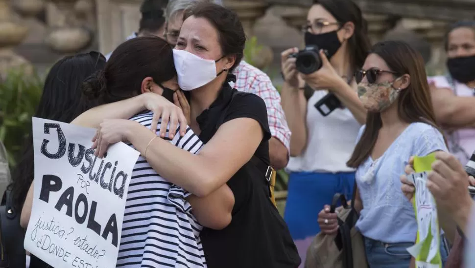 DESGARRADOR. Mariela Tacacho, la mamá de Paola Estefanía, llora desconsoladamente durante la marcha que se realizó en Tucumán en reclamo de justicia por el femicidio.