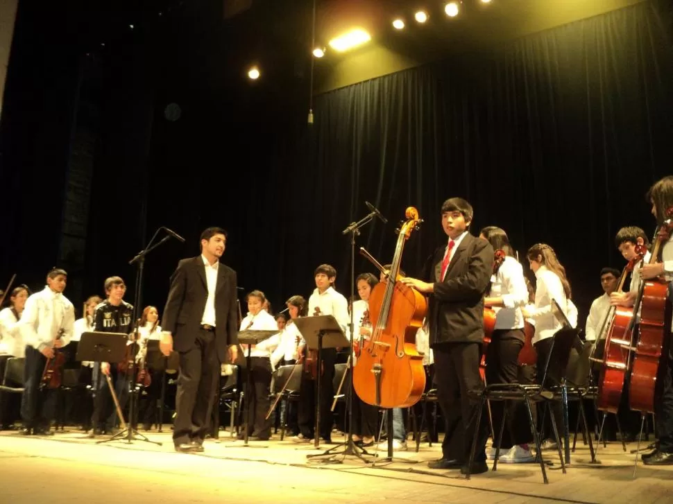 DE TAFÍ VIEJO. La Orquesta Alejandro Heredia junto al director, en el saludo que corona cada concierto.  