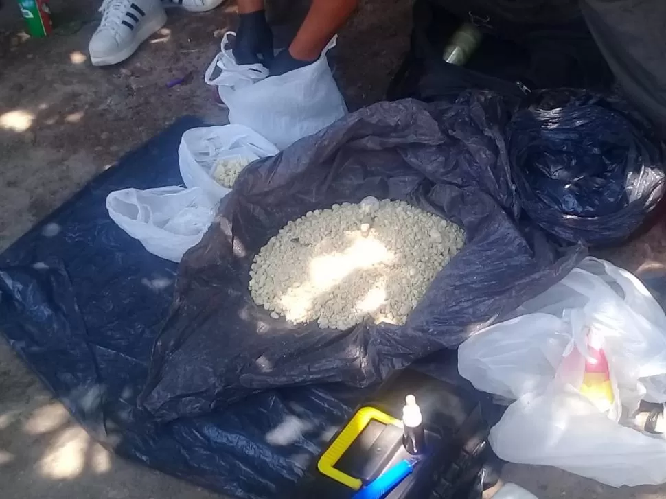 EL RÉCORD. Los seis kilos de cocaína que fueron secuestrados ayer.  
