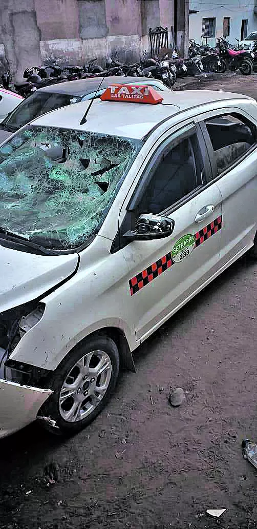 DESTROZADO. El Ford Ka robado sufrió serios daños y robo de autopartes. 