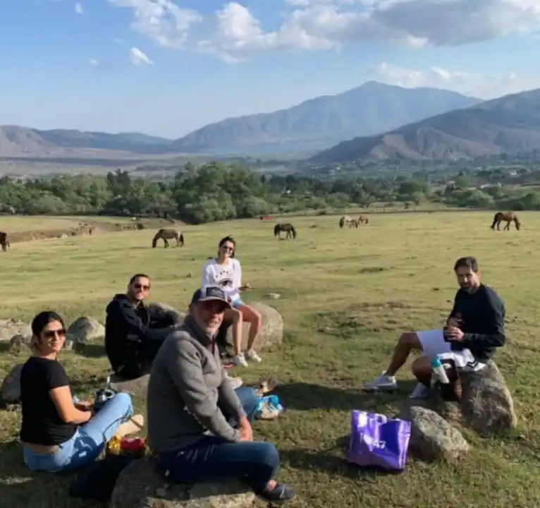 Cristian Lucchetti y Lucas Melano, con amigos y familiares.