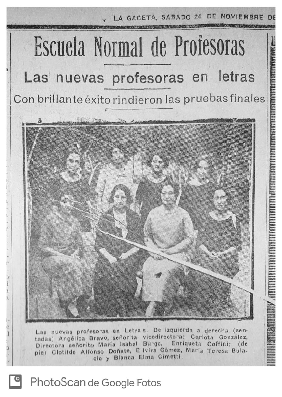 EN 1923. La señorita Clotilde (primera parada izq) junto a sus compañeras y docentes, poco después de recibirse.  