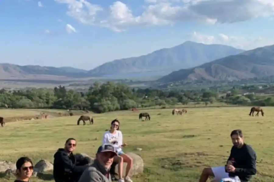 Cristian Lucchetti y Lucas Melano, con amigos y familiares.
