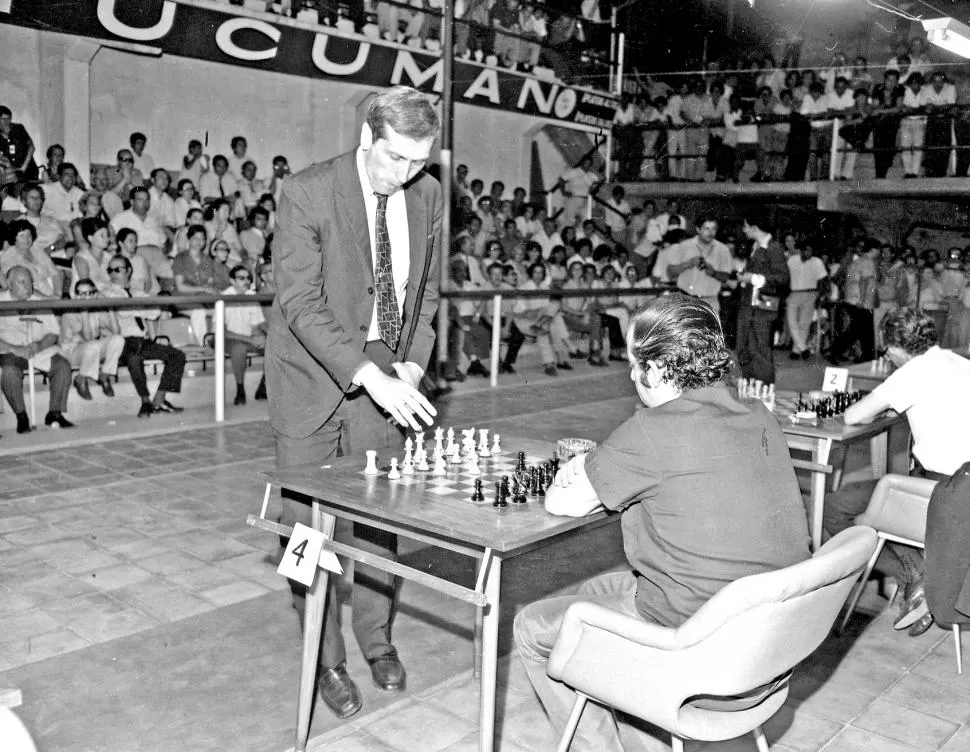UNA VISITA INOLVIDABLE. Robert “Bobby” Fischer jugó partidas simultáneas en Tucumán, en una visita que concretó en noviembre de 1971.  