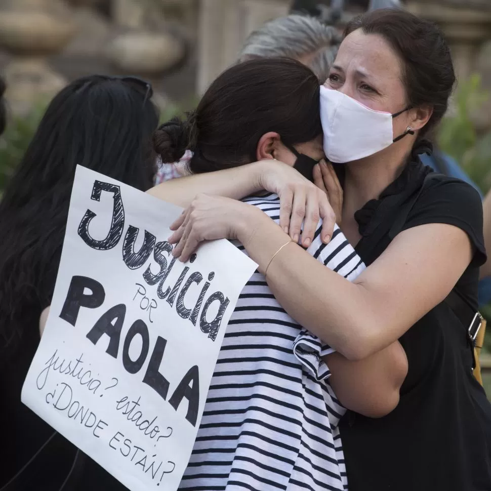 DOLOR. La madre de Paola y una de sus tías durante una de las manifestaciones que se hicieron en Tucumán. 