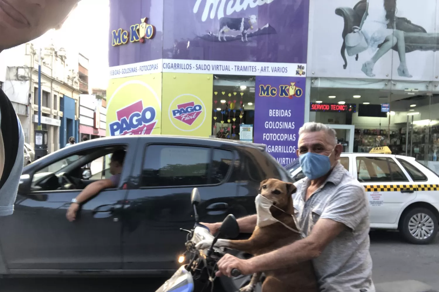 SONRIENTE. El motociclista posa junto a su perro ante la cámara del usuario de Twitter @gianniscalora7