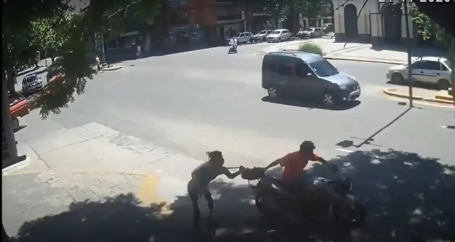 VIOLENTO ARREBATO. En Santiago del Estero y avenida Avellaneda. Captura de Video