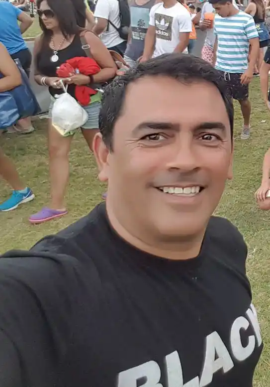 ENRIQUE BENÍTEZ. Era médico flebólogo. Recientemente había cumplido 50 años. Ex residente del hospital Centro de Salud. Trabajaba en el sector privado. Estaba internado en un sanatorio céntrico desde el 31 de octubre. Foto de Facebook