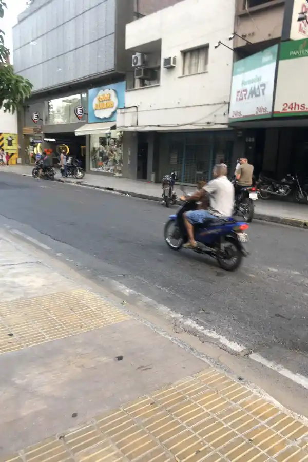 POR 24 DE SEPTIEMBRE Y MAIPÚ. El motociclista se marcha con su mascota. Foto de Twitter @gianniscalora7