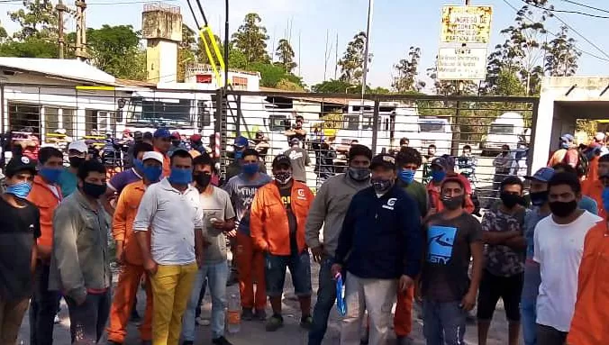 PROTESTA. Cerca de 70 trabajadores protestan en Concepción, en reclamo por el pase a planta permanente.