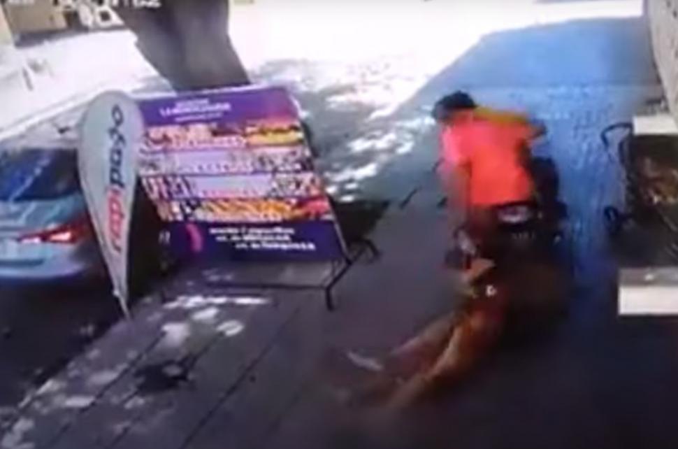 GRABADOS. Así fue arrastrada una mujer por motoarrebatadores que le sustrajeron su cartera en Monteagudo al 400, una zona muy transitada.  