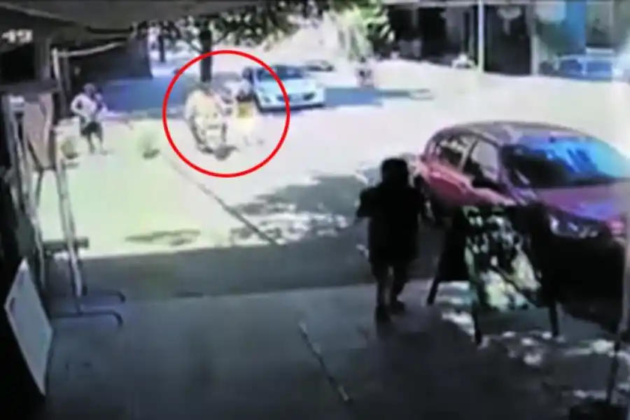 ATAQUE. El momento exacto en el que los ladrones toman a la víctima.  