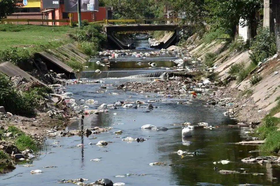 TRISTE Y ACOSTUMBRADA IMAGEN. Los canales urbanos suelen presentar este aspecto: llenos de basura. 