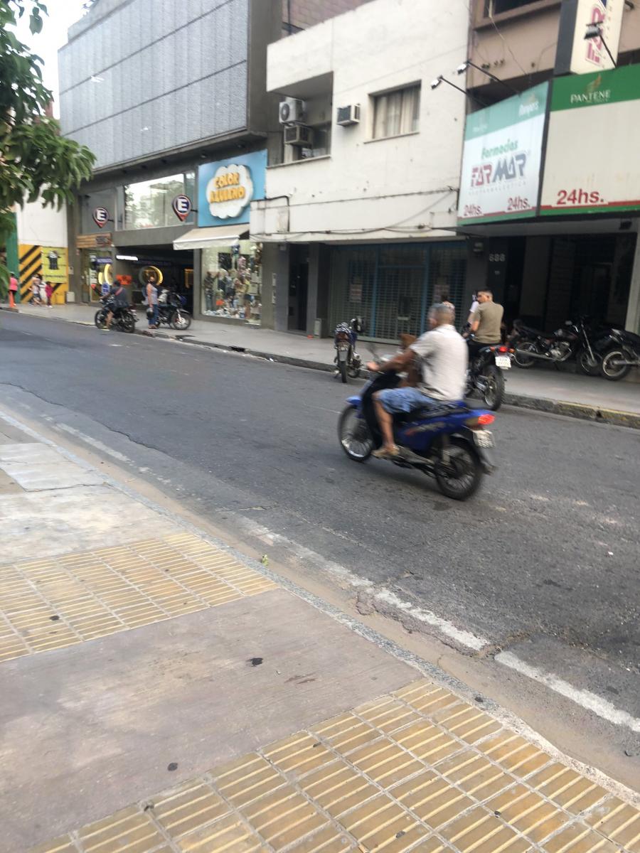 POR 24 DE SEPTIEMBRE Y MAIPÚ. El motociclista se marcha con su mascota. Foto de Twitter @gianniscalora7