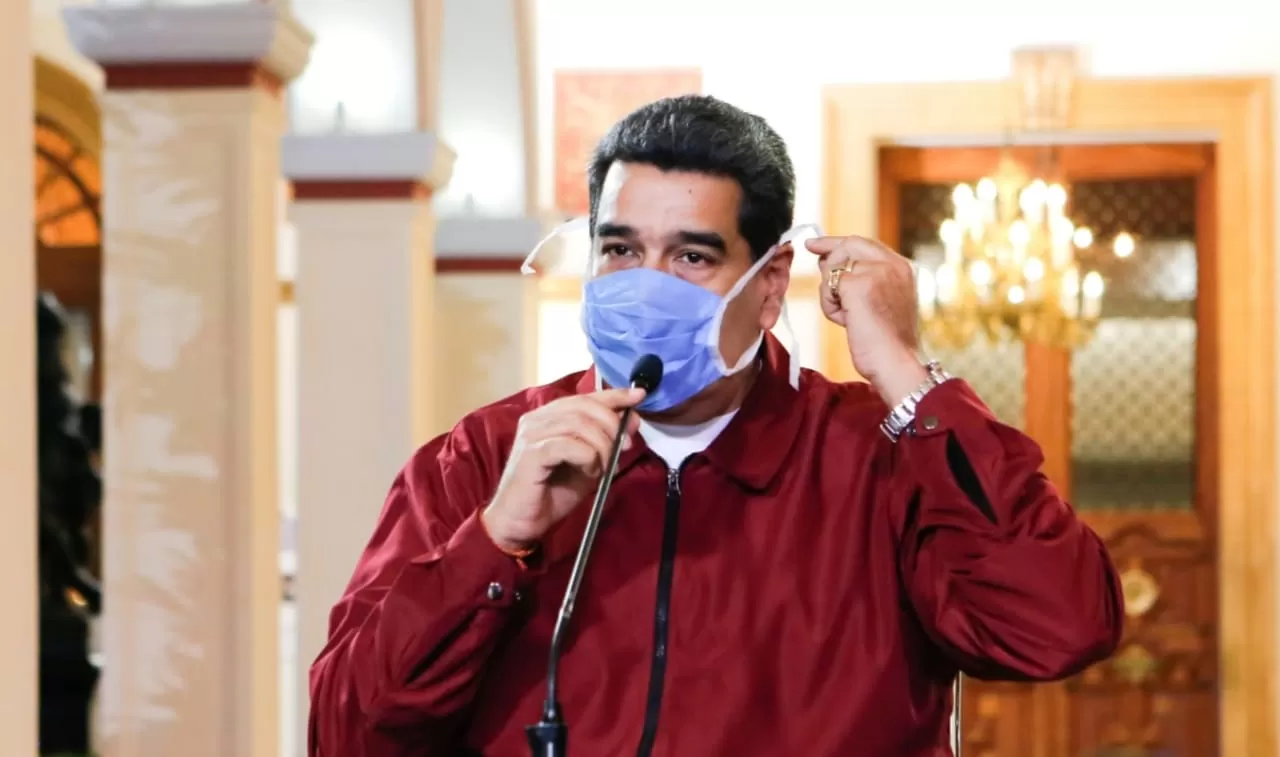 Maduro quiso apagar las velitas de la torta con el barbijo puesto y se hizo viral