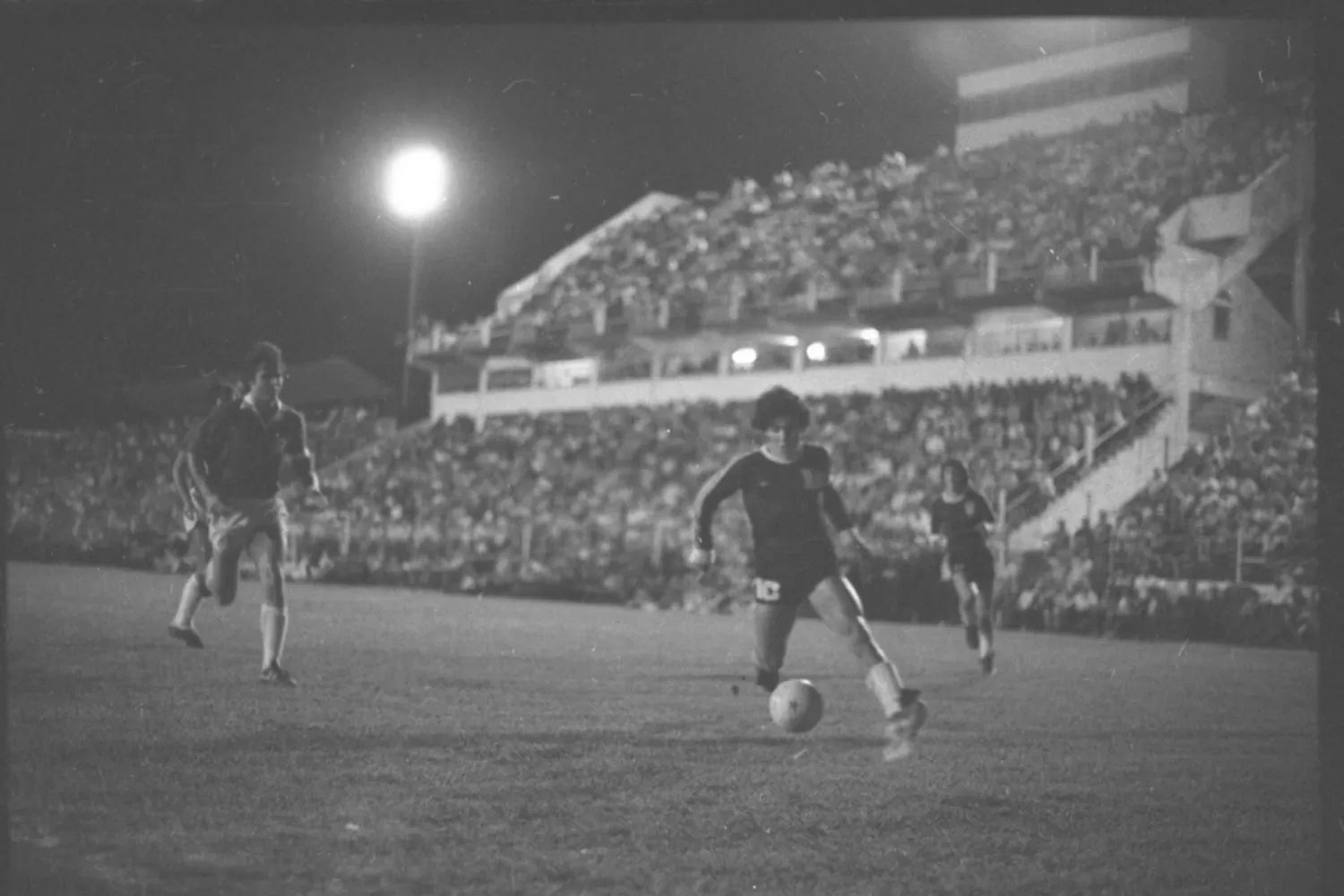 EN 1978. El Juvenil derrotó al Cosmos por 2 a 1, con Maradona como figura. Foto Archivo LA GACETA