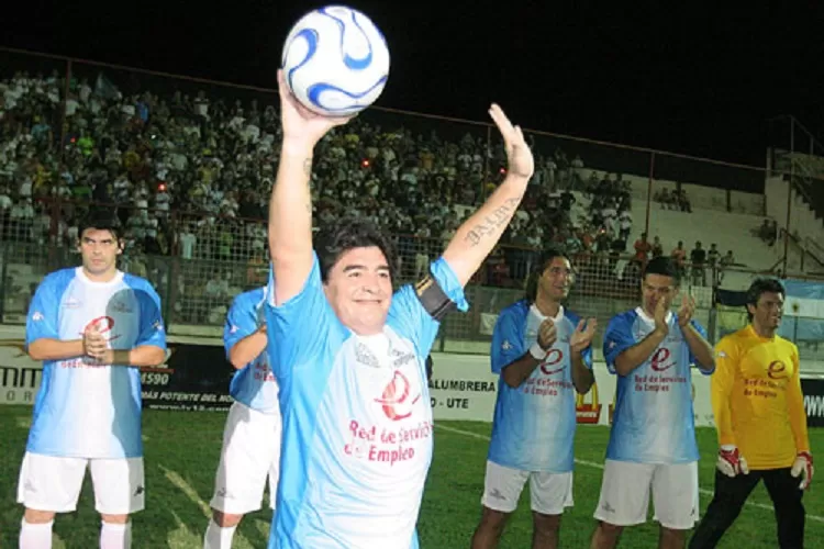 EN TUCUMÁN. Maradona en La Ciudadela. Foto: ARCHIVO LA GACETA / ANTONIO FERRONI