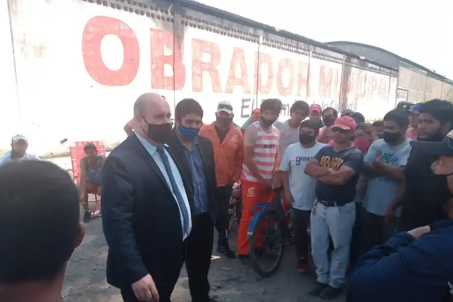 Una protesta de municipales impide la recolección de residuos en Concepción