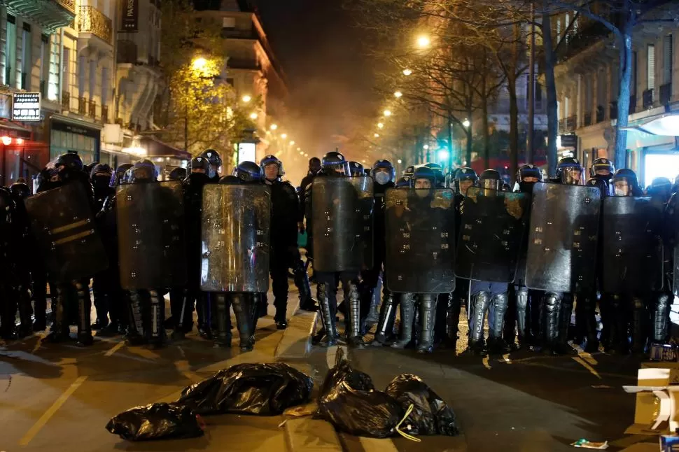 EN LÍNEA. Policías antidisturbios de París, listos para confrontar a una manifestación a favor de los migrantes. Reuters