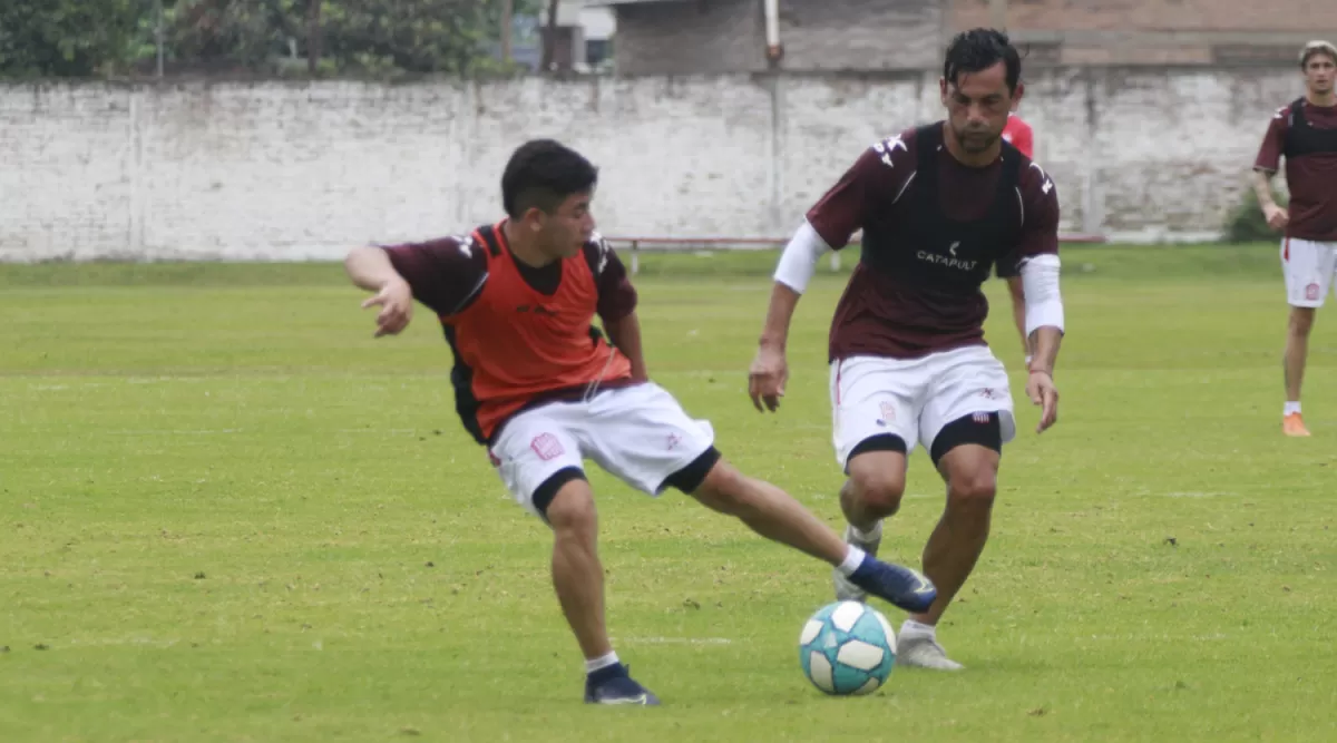 UN ESPEJO. “Peti” Gutiérrez maneja la pelota frente a Tino Costa, uno de los futbolistas de los que intenta aprender.