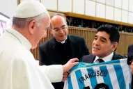 La familia Maradona recibió un rosario bendecido y enviado por el papa Francisco