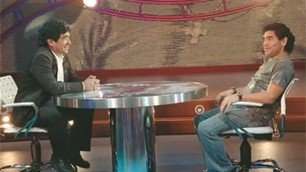 MÍTICO. En su programa de TV. El atractivo popular de Maradona se relacionaba con su faceta de héroe clásico.