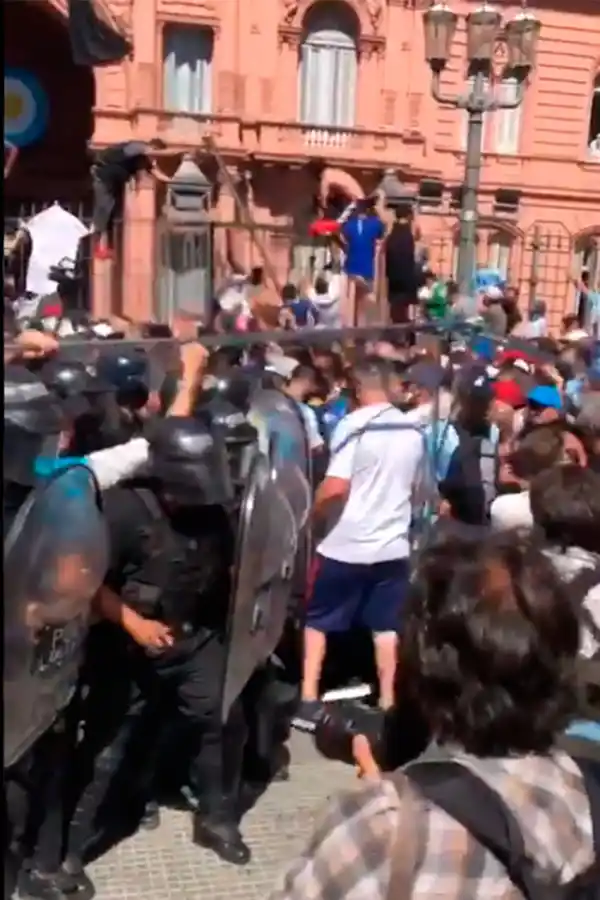 Por los incidentes, el cuerpo de Maradona fue retirado de la Capilla Ardiente