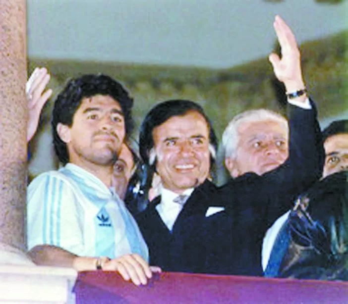 EN LOS 90. Maradona apoyó abiertamente la presidencia de Menem e inclusó le dedicó su libro “Yo soy el Diego”.   