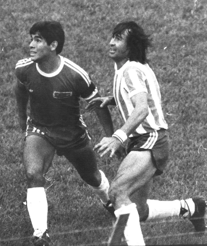 MARCA PERSONAL. Maradona es celosamente seguido por “Kila” Castro en el partido de 1979.  