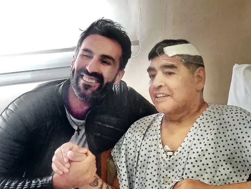 LA ÚLTIMA FOTO. Maradona junto a su médico Leopoldo Luque luego de su operación.  