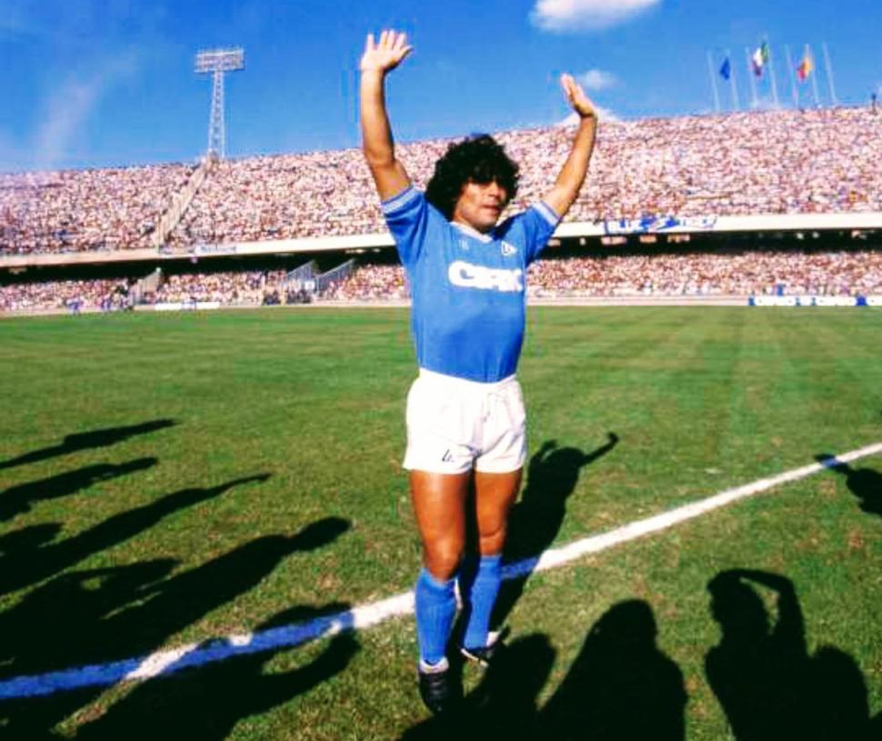 SU SEGUNDA CASA. Más de 75.000 hinchas de Napoli le dieron la bienvenida en 1984.