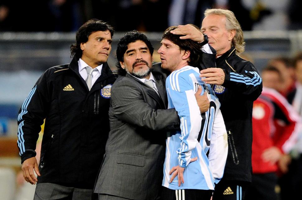 DE UN GENIO A OTRO. El Mundial de Sudáfrica unió a Maradona y a Lionel Messi bajo el mismo manto. La unión de fuerzas no rindió frutos. 