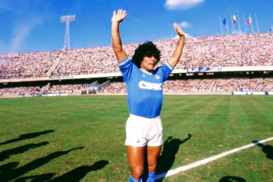 SU SEGUNDA CASA. Más de 75.000 hinchas de Napoli le dieron la bienvenida en 1984.