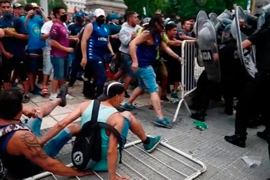 Por los incidentes, el cuerpo de Maradona fue retirado de la Capilla Ardiente