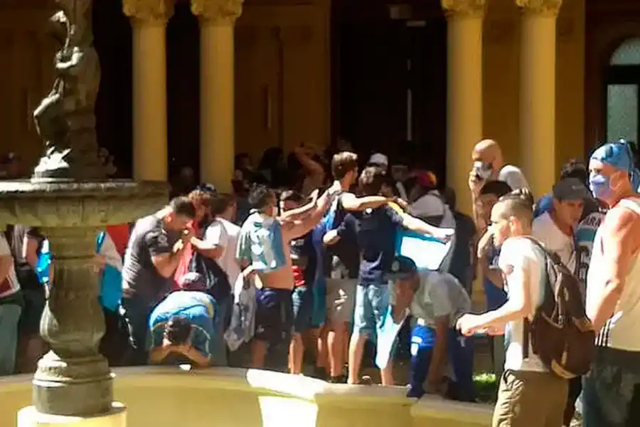 Por los incidentes, el cuerpo de Maradona fue retirado de la Capilla Ardiente