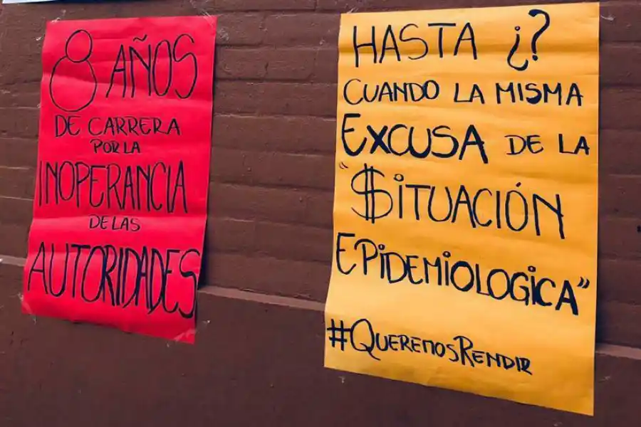 PROTESTA. Estudiantes de Medicina de la UNT reclaman el levantamiento de lo que entieden como trabas administrativas para rendir. El decano de la Facultad, Mateo Martínez, explicó que no se pueden evaluar prácticas que no se dictaron debido a la pandemia.