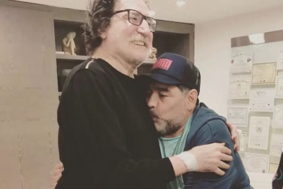 FUNDIDOS EN UN ABRAZO. Charly García y Diego Maradona.