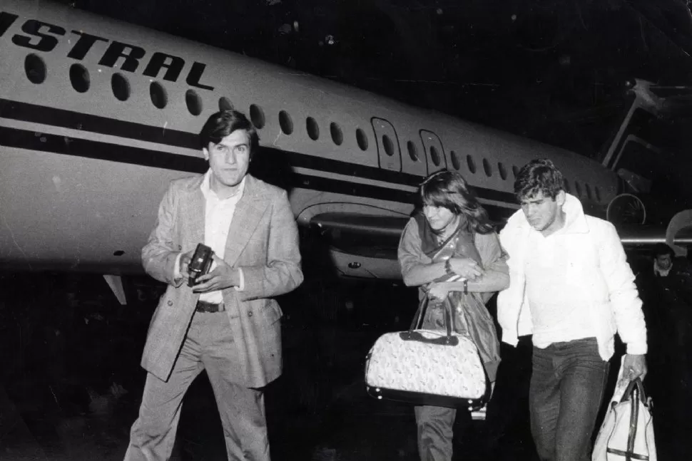 24 de NOVIEMBRE de 1979.- Diego llega con Claudia. A la izquierda el periodista de LA GACETA, Eduardo Herrera..