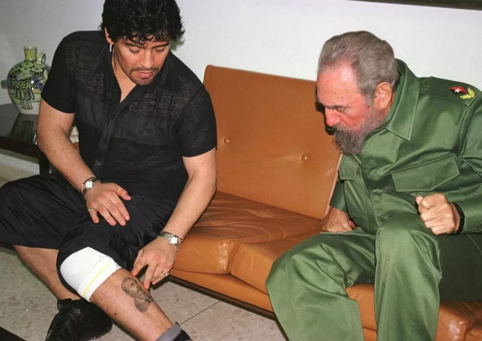 ROSTRO EN LA PIEL. Maradona le enseña a Fidel Castro el tatuaje en su pierna izquierda, la misma con la que hizo historia en el fútbol.  
