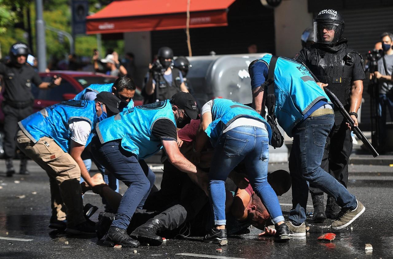 INCIDENTES. El velorio de Maradona terminó con escenas de violencia en Plaza de Mayo.