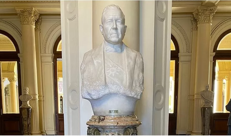 Repusieron el busto roto de Hipólito Yrigoyen en la Casa Rosada