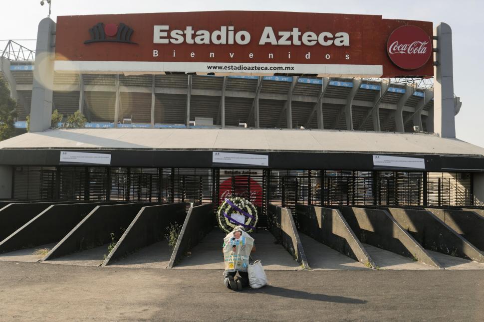 EN MÉXICO. El “10” fue homenajeado en el estadio Azteca, escenario de la famosa “Mano de Dios”. 