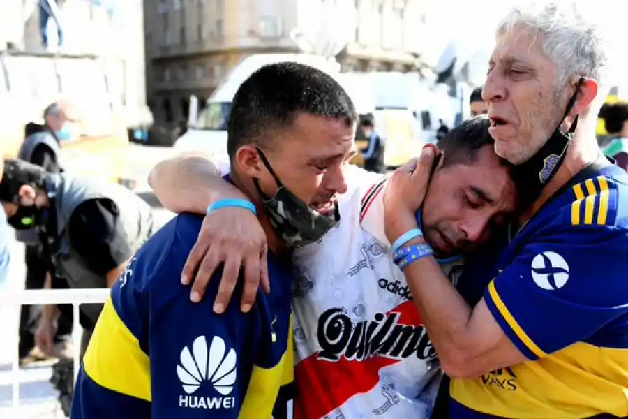 SIN DISTINCIÓN DE COLORES. Hinchas de Boca y de River, conmovidos.